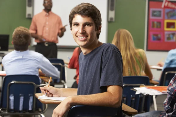 Manliga teenage eleven i klassrummet — Stockfoto