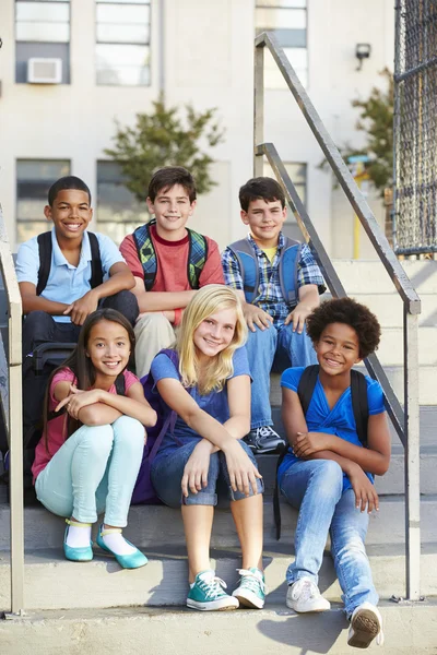 Groep van elementaire leerlingen buiten klaslokaal — Stockfoto