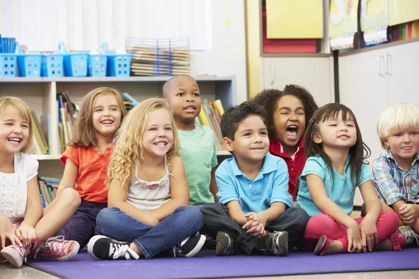 Groep van elementaire leerlingen in klas — Stockfoto