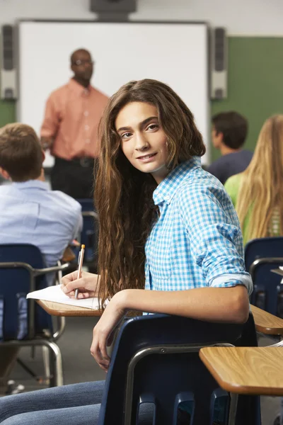 Vrouwelijke tiener leerling in de klas — Stockfoto