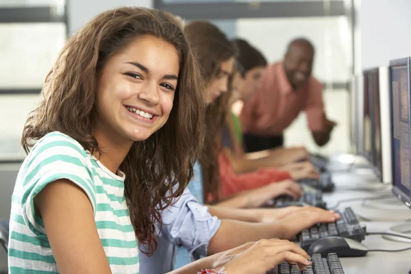 Groep van studenten die werken op computers in klas — Stockfoto