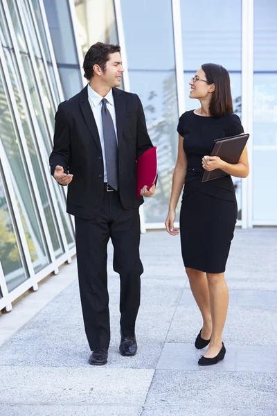Zakenman en zakenvrouwen lopen buiten kantoor — Stockfoto