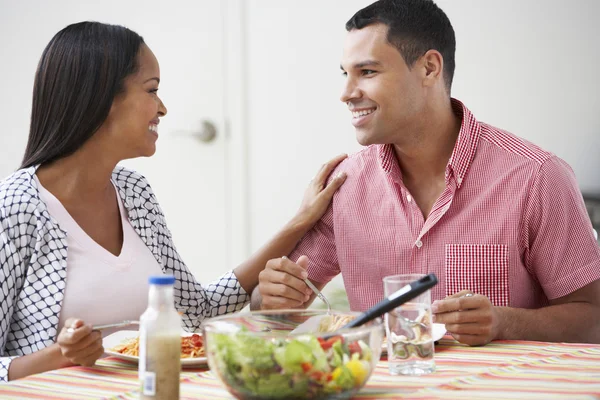Casal comer refeição juntos em casa — Fotografia de Stock