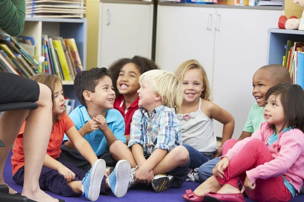Groep van elementaire leerlingen in klas luisteren naar leraar — Stockfoto