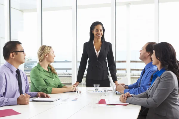 Empresaria realizando reunión en la sala de juntas —  Fotos de Stock