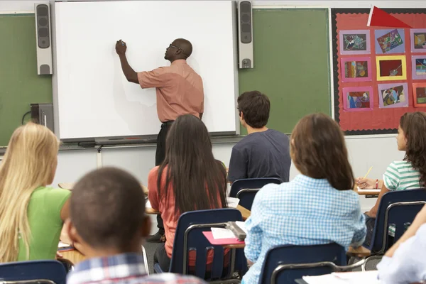 Profesor usando pizarra interactiva durante la lección —  Fotos de Stock