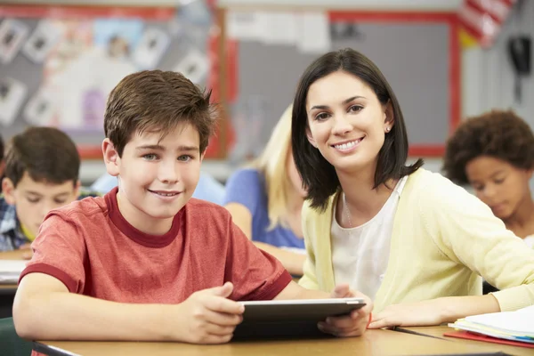 Alumnos en clase usando tableta digital con profesor — Foto de Stock