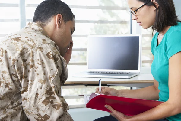 Soldaat met begeleiding van sessie — Stockfoto