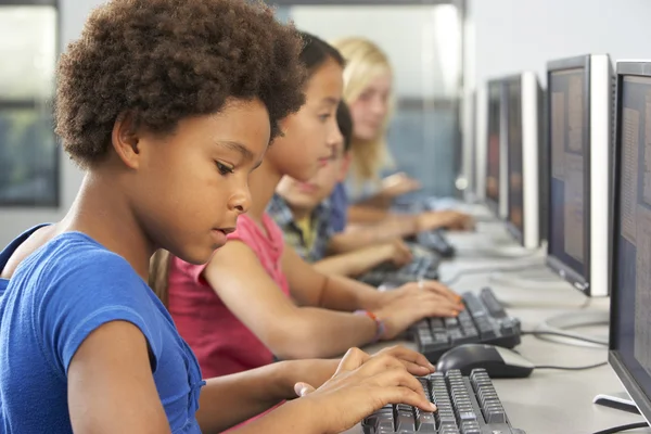 İlköğretim öğrencilerinin sınıfta bilgisayarlardaki çalışma — Stok fotoğraf