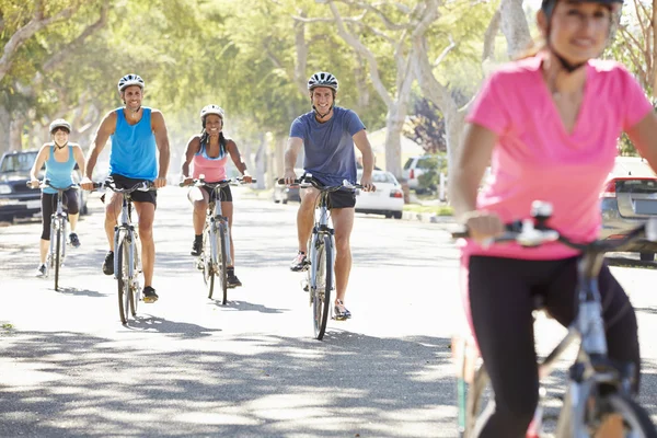 Radfahrergruppe auf Vorstadtstraße — Stockfoto