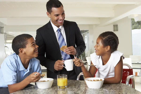 Vader ontbijten met kinderen voor het werk — Stockfoto