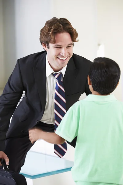 Filho cumprimenta pai no retorno do trabalho — Fotografia de Stock