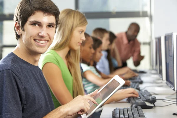 Menino usando tablet digital na classe de computador — Fotografia de Stock