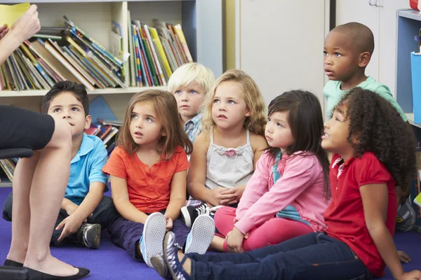 Elémentaires dans la salle de classe travaillant avec l'enseignant — Photo