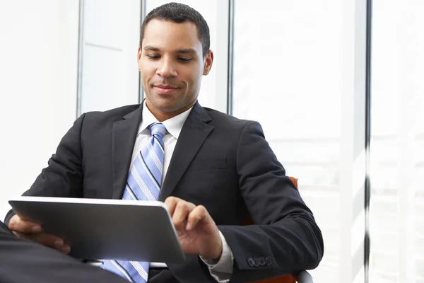 Homme d'affaires utilisant la tablette numérique dans le bureau — Photo