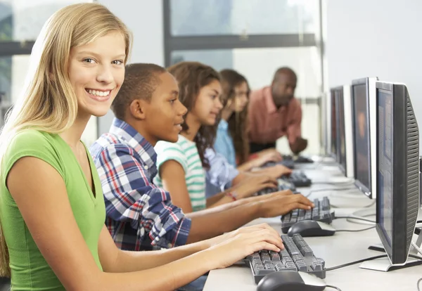 Gruppo di studenti che lavorano presso i computer in aula — Foto Stock