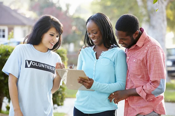 Charity Worker Collecting From Couple In Street — Stock Photo, Image