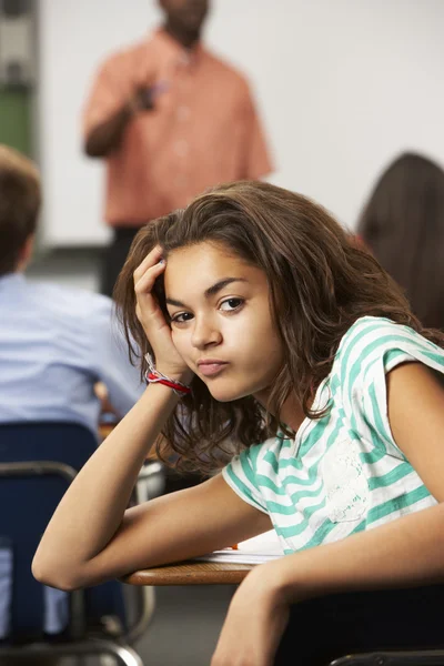 Uttråkad kvinnliga tonåriga eleven i klassrummet — Stockfoto