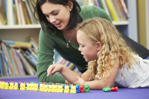 Elementare conteggio degli alunni con insegnante in aula — Foto Stock