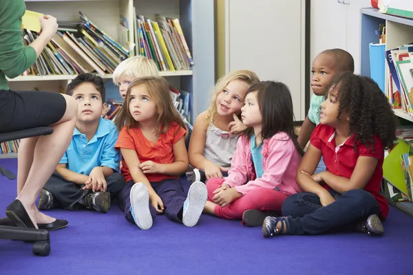 Groep van elementaire leerlingen in klas werken met leraar — Stockfoto