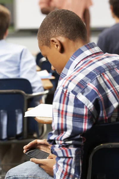 Alumno masculino usando tableta digital en el aula — Foto de Stock