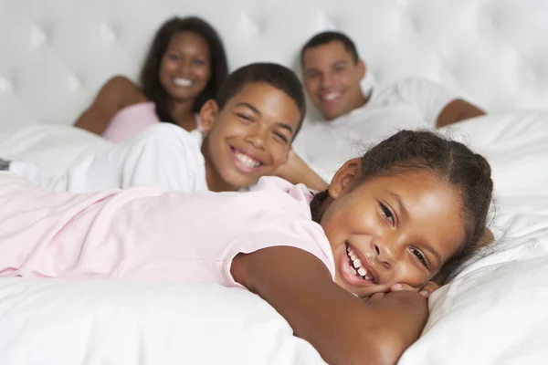 Familie ontspannen in bed samen — Stockfoto