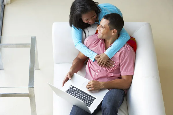 Översiktsbild av par avkopplande soffan med laptop — Stockfoto