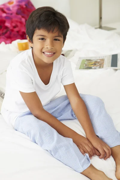 Menino deitado na cama em pijama juntos — Fotografia de Stock