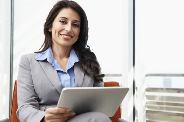 Affärskvinna som använder digital surfplatta på kontoret — Stockfoto