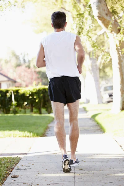 Férfi futó gyakorlása kertvárosi utcában hátulnézet — Stock Fotó