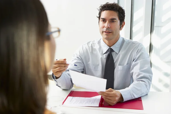 Empresário Entrevista Candidato Feminino Para Trabalho — Fotografia de Stock