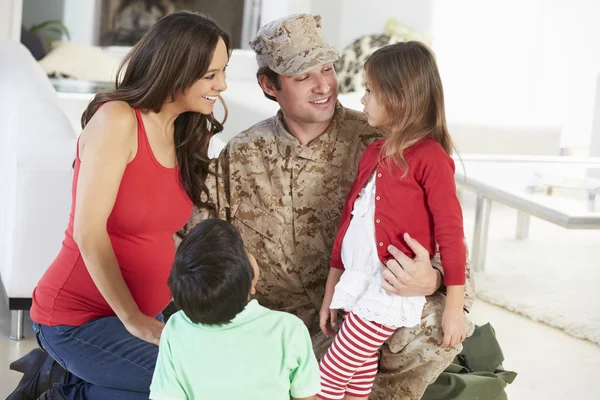 Opustit rodinu pozdrav vojenské otec domů na — Stock fotografie