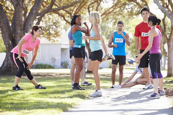 Groep van lopers warming-up voor race — Stockfoto