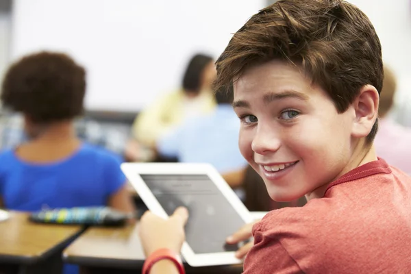 Ученик в классе с помощью цифрового планшета — стоковое фото