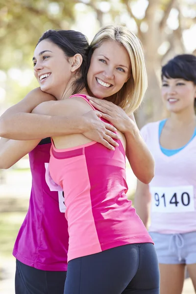 Женщины-бегуны поздравляют друг друга после гонки — стоковое фото