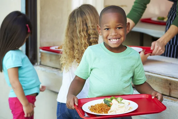 Elementära eleverna samla hälsosam lunch i cafeterian — Stockfoto