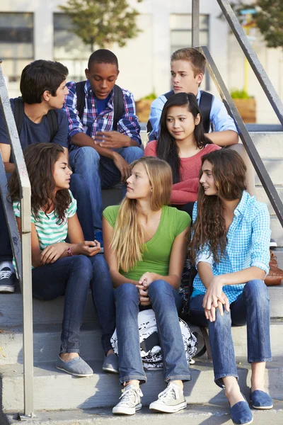 Grupo de alumnos adolescentes fuera del aula de clases — Foto de Stock