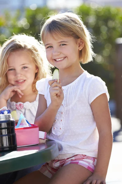 Elementaire leerlingen zitten aan tafel eten lunch — Stockfoto