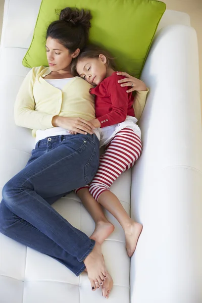 Visão aérea da mãe e da filha relaxando no sofá — Fotografia de Stock