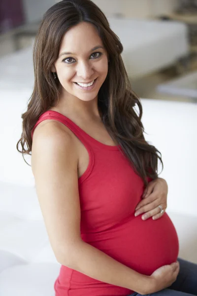 Gravid kvinne som sitter på sofaen – stockfoto