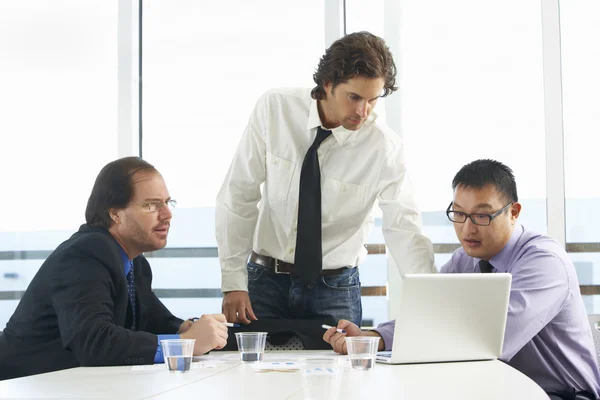 Grupo de empresários reunidos no escritório — Fotografia de Stock