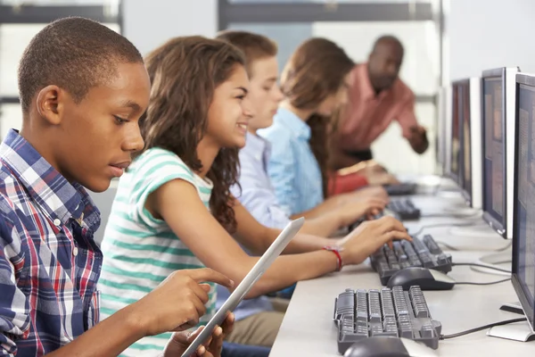 Junge nutzt digitales Tablet im Computerunterricht — Stockfoto