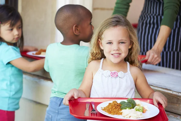 Elementära eleverna samla hälsosam lunch i cafeterian — Stockfoto