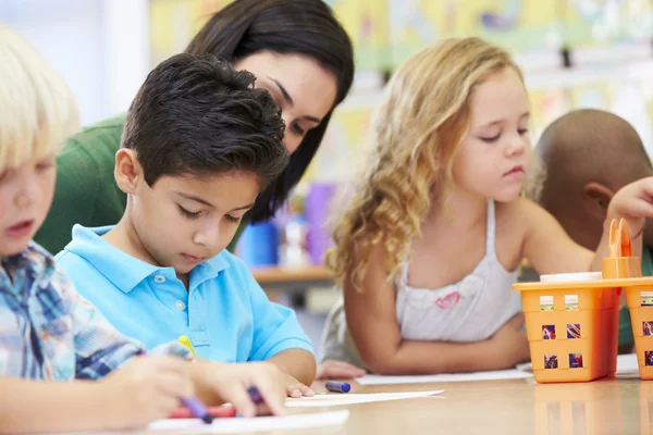 Grupo de niños de edad elemental en clase de arte con el maestro — Foto de Stock