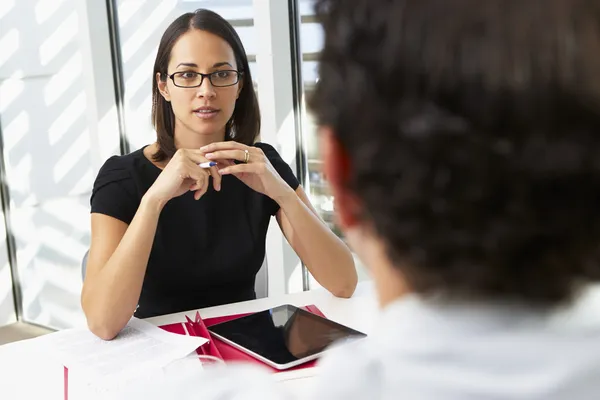 Affärskvinna intervjua manliga kandidaten för jobbet — Stockfoto