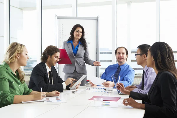 Businesswoman Conducting Meeting in sala riunioni — Foto Stock