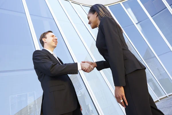 Zakenman en zakenvrouwen schudden handen buiten kantoor — Stockfoto