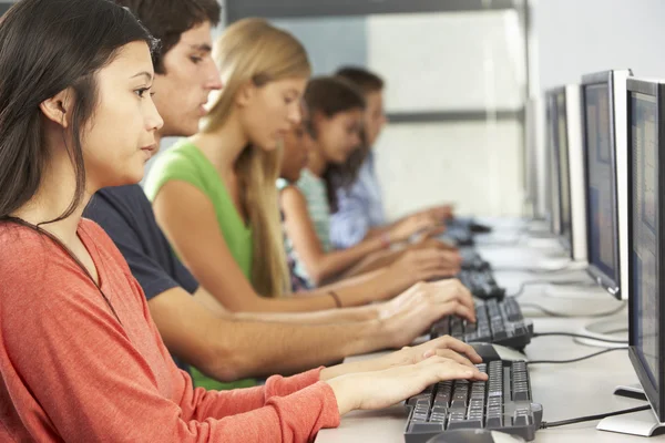 Grupo de Estudantes Trabalhando em Computadores na Sala de Aula — Fotografia de Stock