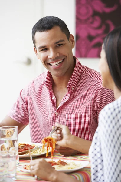 Casal comer refeição juntos em casa — Fotografia de Stock