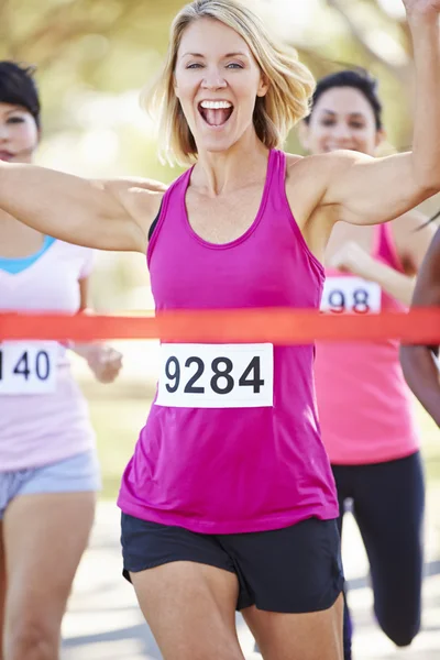 Läuferin gewinnt Marathon — Stockfoto